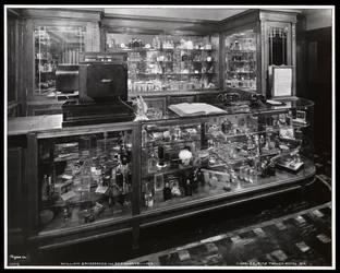 Vista interior del salón de belleza Charles of the Ritz en el Ritz Tower Hotel, Park Avenue y 57th Street, Nueva York, 1932